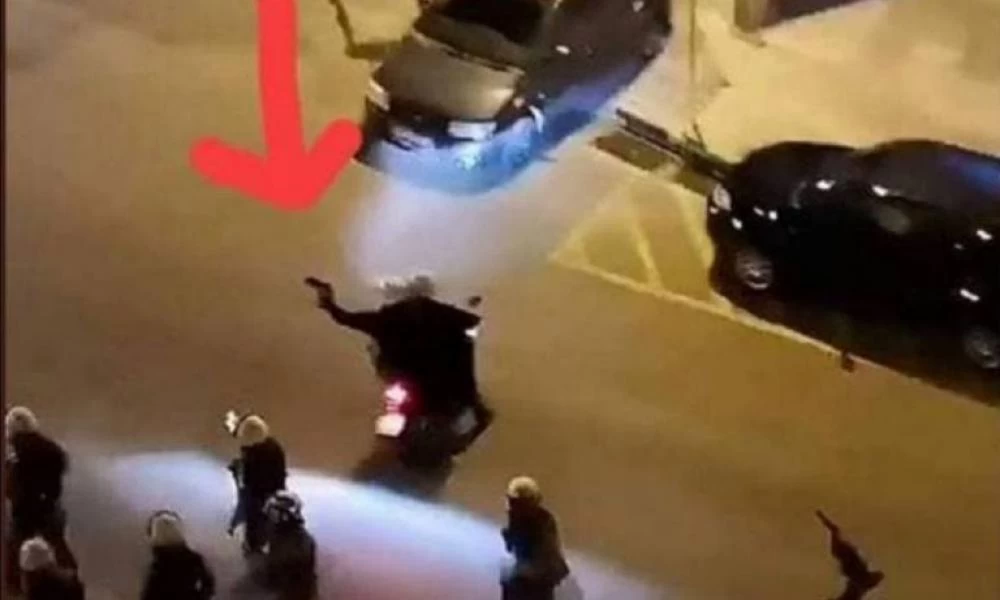 Επεισόδιά Νέας Σμύρνης: Γάντια κρατάει ο αστυνομικός και όχι όπλο